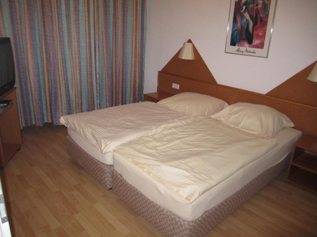 Hotel Faehrhaus Saarbruecken Room photo